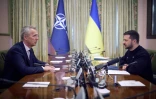 Le secrétaire général de l'Otan Jens Stoltenberg (g) et le président ukrainien Volodymyr Zelensky lors d'une conférence de presse, le 20 avril 2023 à Kiev
