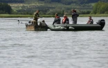 Des agents de l'OFB abordent des pêcheurs sur le lac de Madine le 2 juillet 2020