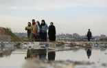 Des civils palestiniens marchent dans al-Mughraqa, dans le centre de la bande de Gaza, le 13 février 2025