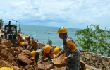 Militaires et membres de la garde nationale au Mexique dégage des débris aprÚs un glissement de terrain provoqué par de fortes précipitations avant l'arrivée du cyclone Simon, à Acapulco le 10 octobre 2026