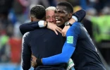 Didier Deschamps enlace le milieu Paul Pogba (d) et le défenseur Presnel Kimpembe (g) à l'issue de la demi-finale gagnée à Saint-Pétersbourg, le 10 juillet 2018