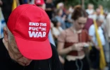 Slogan appelant à la fin de la guerre à Gaza sur la casquette d'un manifestant, lors d'un rassemblement de pilotes retraités et réservistes de l'armée de l'air israélienne, le 12 août 2025 à Tel-Aviv