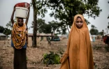 Une jeune Peule pose pour un portrait devant un marché dans une réserve dans l'Etat de Kaduna, au Nigeria, le 18 avril 2019