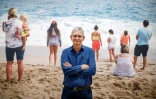 Martin Parr pose devant une de ses photos lors d'une exposition Ă Londres le 6 mars 2019