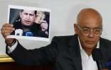 Le président de l'Assemblée nationale, Jorge Rodriguez, montre une photo du défunt président vénézuélien Hugo Chavez lors de l'examen d'un projet de loi d'amnistie proposé par la présidente par intérim, Delcy Rodriguez, à Caracas, le 5 février 2026 au Venezuela