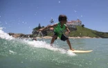Daniel Cortinhas, 9 ans, surfe sur une vague au large de Saquarema, dans l'Etat de Rio, au Brésil, le 29 novembre 2017