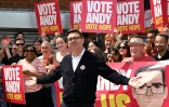 Andy Burnham, candidat du Parti travailliste, devant le local de campagne du parti à Ashton-in-Makerfield, dans le nord-ouest de l'Angleterre, le 18 juin 2026, alors que les électeurs se rendent aux urnes pour l'élection partielle de Makerfield