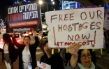 Des familles d'otages israëliens manifestent devant le ministère de la Défense à tel Aviv le 25 décembre 2023