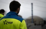 Des employés d'EDF en face d'une coupole de la centrale nucléaire de Flamanville dans la Manche, le 25 avril 2024
