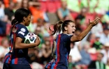 La Barcelonaise Patricia Guijarro (d) qui a marqué deux buts contre Wolfsburg en finale de la Ligue des champions, le 3 juin 2023 à Eindhoven 
