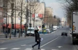 Une femme traverse une rue déserte, le 18 mars 2020 à Aubervilliers, près de Paris, pendant le confinement