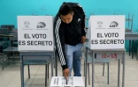 Un homme vote lors du deuxième tour de l'élection présidentielle à Quito le 13 avril 2025