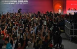 Le chef de l'opposition travailliste britannique Jeremy Corbyn (deuxième à partir de la droite) sur la tribune du congrès de son parti mardi 25 septembre 2018 à Liverpool