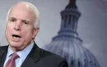Le sénateur républicain John McCain lors d'une conférence de presse le 13 janvier 207 à Washington