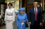 La reine Elizabeth II (C) au milieu du couple présidentiel américain, Donald Trump (D) et Melania Trump (G) au château de Windsor, à l'ouest de Londres, le 13 juillet 2018
