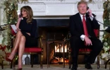 Le président américain Donald Trump et son épouse Melania répondent aux appels téléphoniques d'enfants lors de la tournée du Père Noël suivie par la Norad, le 24 décembre 2018 à la Maison Blanche, à Washington
