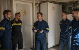 Apollos Kounis (c), chef d'un groupe local de pompiers volontaires, donne des instructions pour un dernier exercice de la saison avant de commencer le mois prochain les quarts de 24 heures au poste d'urgence, à Rodopoli, dans la banlieue d'Athènes, le 18 mai 2025 en Grèce
