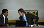 Le président de l'Assemblée nationale vénézuélienne Edgar Zambrano (à gauche) s'entretient avec Juan Guaido, le 6 mars 2019 à Caracas