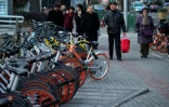 Des bicyclettes des sociétés de vélopartage Mobike et Ofo alignées le 31 janvier 2017 dans une rue de Shanghai