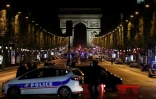 Des policiers sur les Champs-Elysées à Paris, le 20 avril 2017