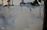 Devant la SRPP du Port, les forces de l'ordre lancent du gaz lacrymogène sur les manifestants