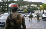 Des militaires du 8e RIMA sécurisent l'aéroport de Magenta à Nouméa, en Nouvelle-Calédonie, le 17 mai 2024 ( AFP / Delphine Mayeur )