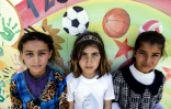 Doaa (g), Ghada (c) et Nora (d), des fillettes irakiennes qui ont fui les combats à Mossoul au camp de Hasan Sham situé à 30 km à l'est de Mossoul, le 31 mars 2017