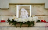 Des fleurs et des bougies devant la photo de la blogueuse et journalistes Daphne Caruana Galizia, le 19 octobre 2017 à La Valette, à Malte