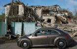 Un automobiliste devant une maison privée détruite, où un adolescent de 14 ans a été tué lors d’une attaque aérienne à Vyshgorod (Ukraine), dans la région de Kiev, le 30 septembre 2026