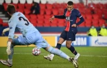 L'attaquant français du Paris Saint-Germain, Kylian Mbappé, marque son 2e but contre Basaksehir Istanbul, lors de leur match de Ligue des Champions, le 9 décembre 2020 au Parc des Princes