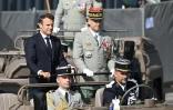 Le président Emmanuel Macron passe en revue les troupes au côté du chef d'état-major des Armées Thierry Burkhard le 14 juillet 2022 sur les Champs-Elysées à Paris