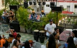 Le duo Pauza de DJ femmes mixe sur le toit d'un restaurant à La Havane, le 16 mai 2022 à Cuba