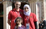 Les réfugiés syriens Mohanad Zanboua, son épouse Nour et leur fille Maria, devant la Basilique Saint-François, le 20 septembre 2016 à Assise où ils ont déjeuné avec le pape et d'autres réfugiés