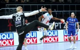 L'ailier droit français, Luc Abalo, face au gardien de but islandais Viktor Hallgrimsson, lors du Mondial de handball, le 22 janvier 2021 dans la Ville du 6 Octobre, un faubourg proche du Caire