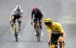 Le Slovène Tadej Pogacar regarde derrière lui avant de franchir la ligne d&rsquo;arrivée de la 18e étape du Tour de France, entre Pau et Luz Ardiden, le 15 juillet 2021
