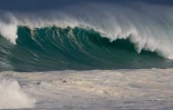 houle en bord de mer avec de grosses vagues
