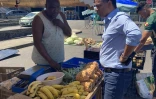 Le maire de Saint-Paul au marché apres Belal 