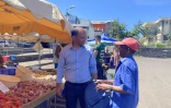 Le maire de Saint-Paul au marché apres Belal 