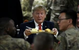 Le président américain Donald Trump partage un repas avec les troupes américaines lors d'une visite surprise sur la base américaine de Bagram, en Afghanistan, le 28 novembre 2019