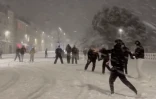 des jeunes engagent une bataille de boules de neige avec des policiers 