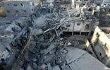 Des Palestiniens inspectent les dégâts causés par les frappes israéliennes à al-Zawayda, dans le centre de la bande de Gaza, le 30 décembre 2023