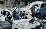 Un soldat inspecte des véhicules détruits sur le site d'une frappe aérienne israélienne nocturne contre le village de Kfar Remmane, dans le sud du Liban, le 7 septembre 2026