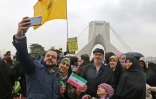 Des Iraniens prennent un selfie avec un téléphone portable lors des célébrations du 40e anniversaire de la Révolution islamique, à Téhéran, le 11 février 2019