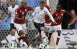 L'ailier des Bleus Thomas Lemar tente de se défaire du marquage du Danois Henrik Dalsgaard à Moscou, le 26 juin 2018 