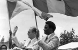 Le président français François Mitterrand (g) et son homologue rwandais Juvenal Habyarimana, le 7 octobre 1982 à Kigali