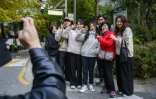Les membres d'une famille imortalisent à Séoul, le moment d'avant le "suneung", l'examen annuel d'entrée à l'université, le 14 novembre 2024