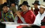 Le président de la Conaie Leonidas Iza (C) dialogue avec le représentant du gouvernement, à Quito, le 27 juin 2022