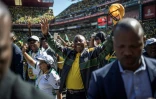 Le président sud-africain et leader de l'ANC, Cyril Ramaphosa, salue ses partisans lors de son dernier meeting de campagne, le 5 mai 2019 à Johannesburg