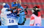 Le Français Quentin Fillon Maillet, sur le pas de tir lors du sprint (10 km) aux Jeux olympiques de Pékin, le 12 février 2022 au centre national de biathlon à Zhangjiakou