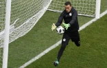 Le gardien Essam El-Hadary tente de saisir le ballon lors d'une séance d'entraînement de l'équipe d'Egypte, le 24 juin 2018 à Volgograd